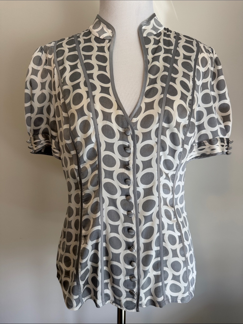 Arden B Grey and White Circular Print Button-Front Blouse